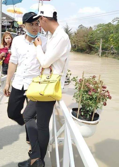 Liếc mắt sắc lẹm khi đi ngang couple đang âu yếm, chàng trai trở thành đề tài chế ảnh của dân mạng-4