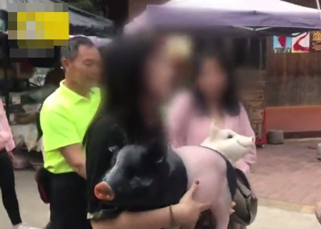 Người đàn ông đi theo 2 du khách nữ, tưởng là quấy rối nhưng sự thật là một câu chuyện đáng xấu hổ-3