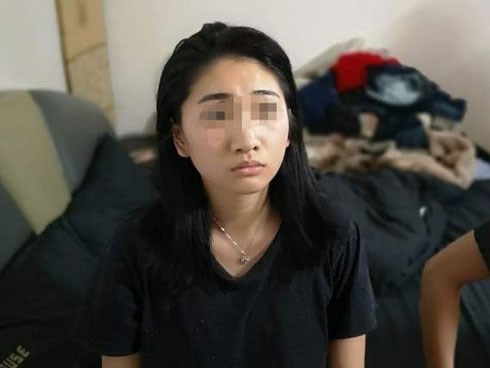 Đến nhà bạn trai ra mắt nhân dịp Tết, cô gái trẻ bị cảnh sát còng tay ngay cửa, để lộ thân phận thật