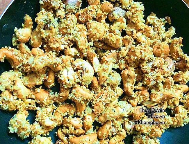 Hạt điều thừa sau Tết đem ngào đường, vừng giòn tan, để dành ăn chơi-3