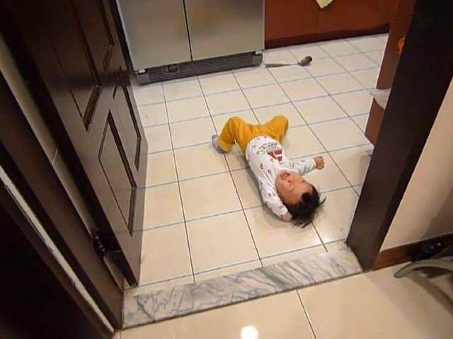 Bé 3 tuổi ăn vạ, mẹ ra tay xử lý, 1 tiếng sau im bặt và cách dạy con khiến phụ huynh tán thành-2