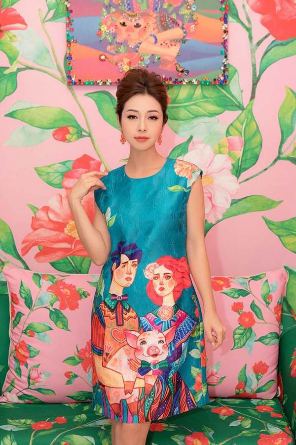 Jennifer Phạm vai trần gợi cảm xuống phố đầu năm-10