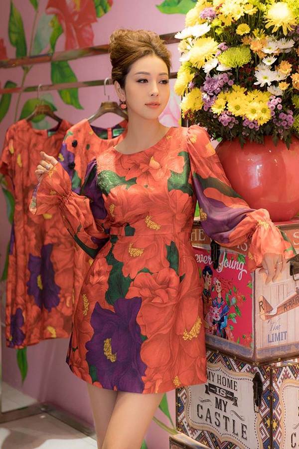 Jennifer Phạm vai trần gợi cảm xuống phố đầu năm-11