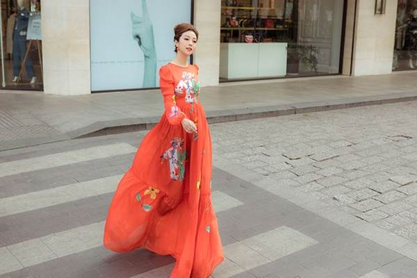 Jennifer Phạm vai trần gợi cảm xuống phố đầu năm-5