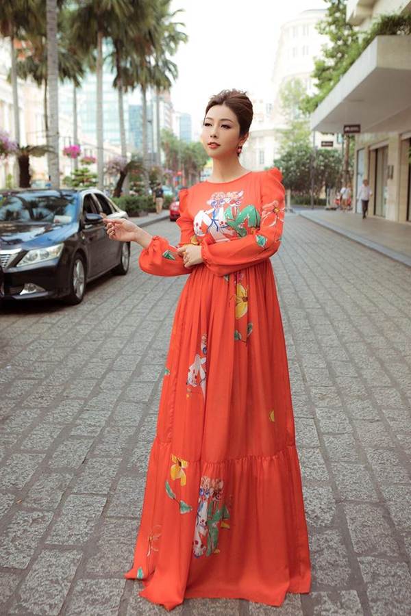 Jennifer Phạm vai trần gợi cảm xuống phố đầu năm-6