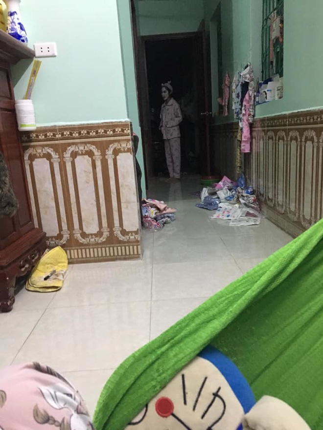 Đang ru con, người đàn ông giật mình khi thấy người lạ đi ra từ nhà tắm-2