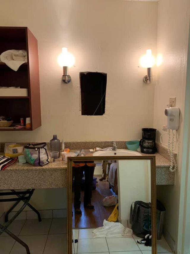 Thuê phòng khách sạn nghỉ ngơi, cô gái hoảng hốt khi thấy thứ sau tấm gương trong nhà tắm-1