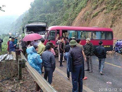 Xe khách đấu đầu xe tải, nhiều hành khách la hét kêu cứu