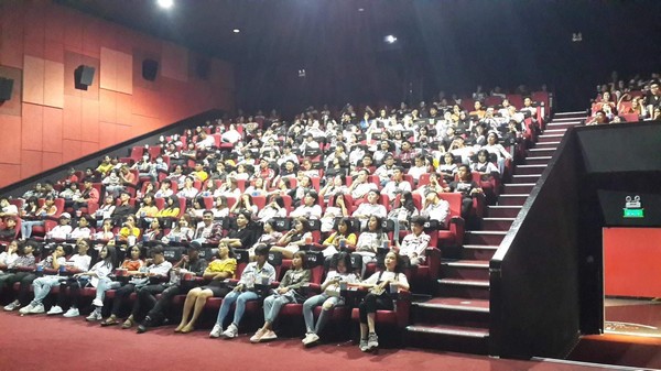 Phim trăm tỷ mùa Tết - Cua lại vợ bầu và Siêu sao siêu ngố có thực sự là tuyệt phẩm của điện ảnh Việt?-26