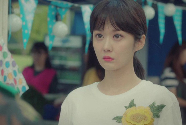 Đi lễ chùa đầu năm với công ty, vợ chết lặng khi thấy chồng đang lầm rầm cầu an cùng người phụ nữ khác-2