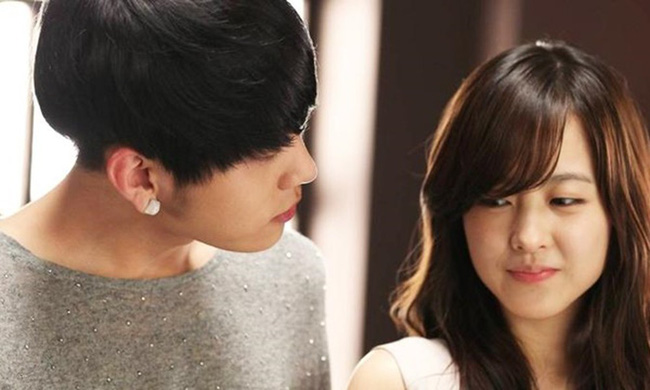 Đi lễ chùa đầu năm với công ty, vợ chết lặng khi thấy chồng đang lầm rầm cầu an cùng người phụ nữ khác-1