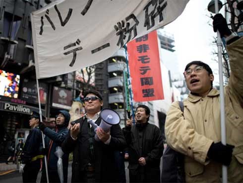 Các thanh niên Nhật ế lâu năm ra đường biểu tình đòi hủy ngày Valentine