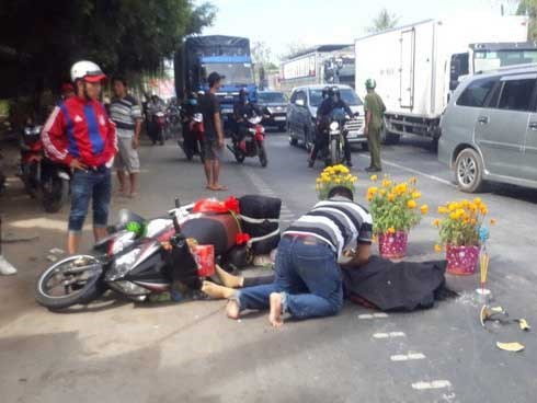 Chồng gào khóc ôm thi thể vợ bị xe khách cán chết tại chỗ trên đường trở lại Sài Gòn