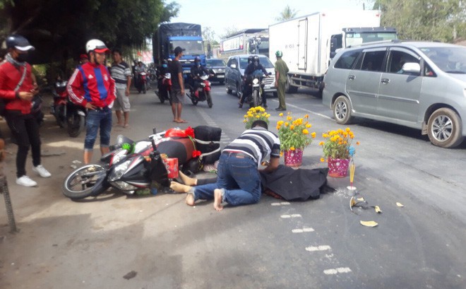 Chồng gào khóc ôm thi thể vợ bị xe khách cán chết tại chỗ trên đường trở lại Sài Gòn-1