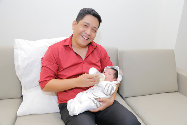 Bỏ qua ồn ào với Trấn Thành, Đức Thịnh hạnh phúc đón vợ và con trai về nhà-4