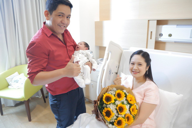 Bỏ qua ồn ào với Trấn Thành, Đức Thịnh hạnh phúc đón vợ và con trai về nhà-6