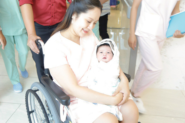 Bỏ qua ồn ào với Trấn Thành, Đức Thịnh hạnh phúc đón vợ và con trai về nhà-8