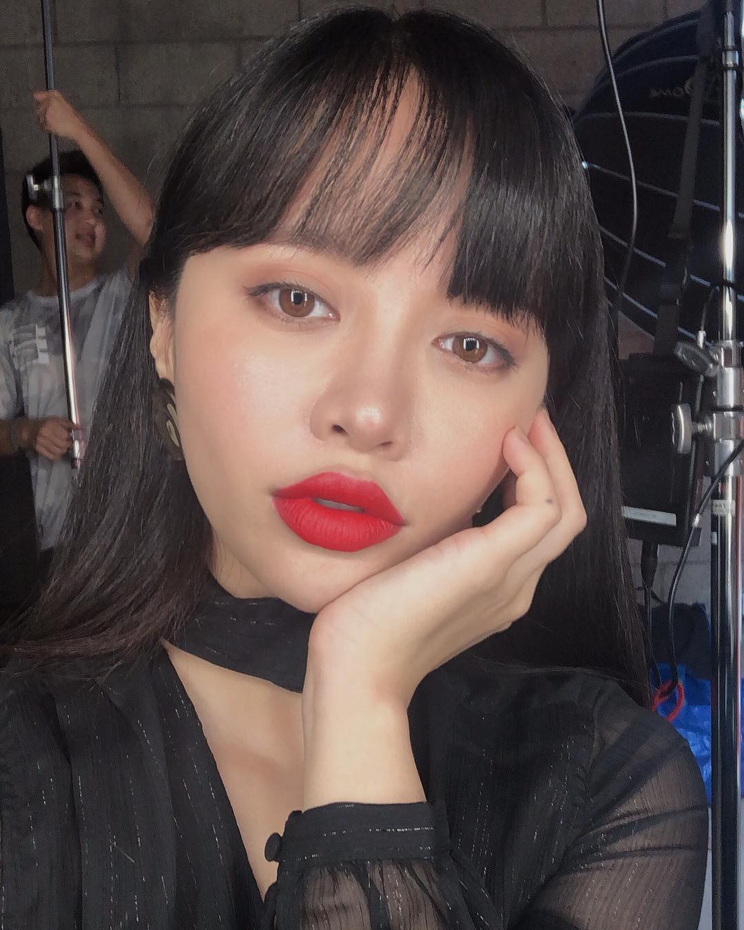 2 bí kíp makeup đơn giản nhưng max xinh của Michelle Phan: một kiểu sang chảnh, một kiểu hack tuổi cực hiệu quả-2