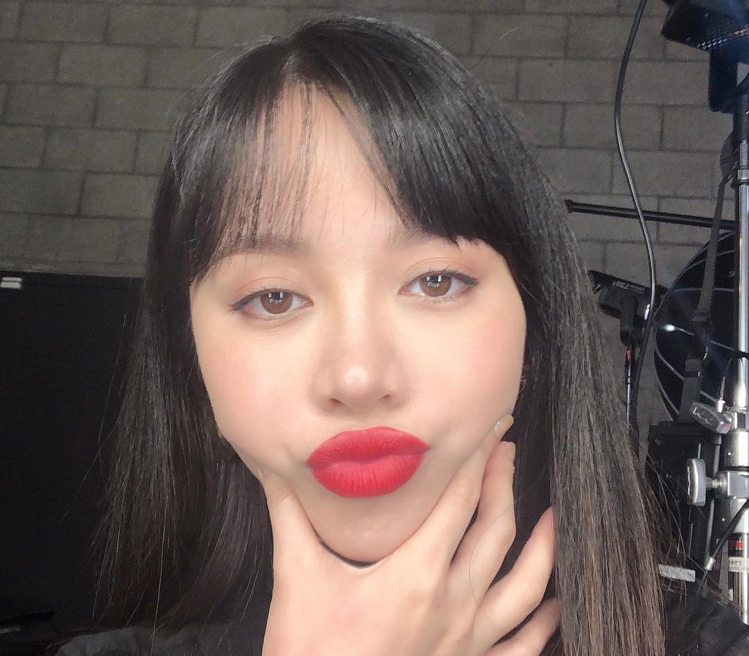 2 bí kíp makeup đơn giản nhưng max xinh của Michelle Phan: một kiểu sang chảnh, một kiểu hack tuổi cực hiệu quả-3