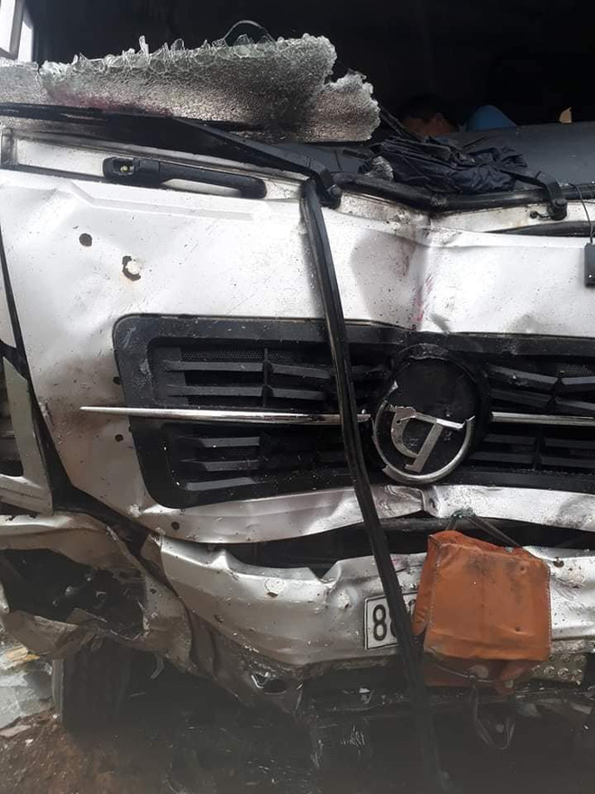 Xe khách đối đầu xe tải, người dân đạp cửa cứu các hành khách đang hoảng loạn ra ngoài-1