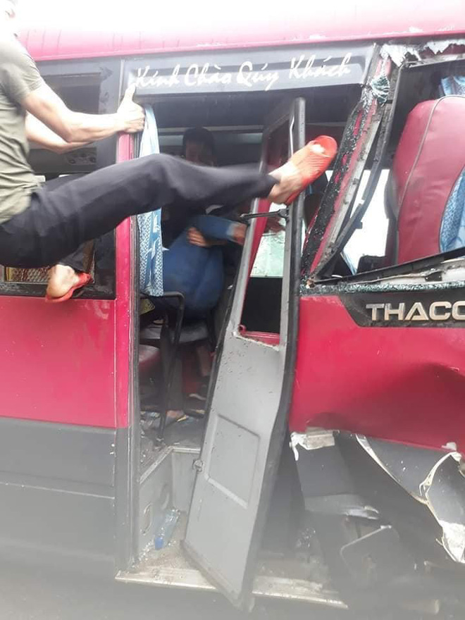 Xe khách đối đầu xe tải, người dân đạp cửa cứu các hành khách đang hoảng loạn ra ngoài-3