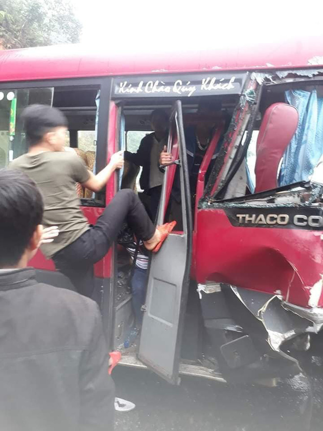 Xe khách đối đầu xe tải, người dân đạp cửa cứu các hành khách đang hoảng loạn ra ngoài-4