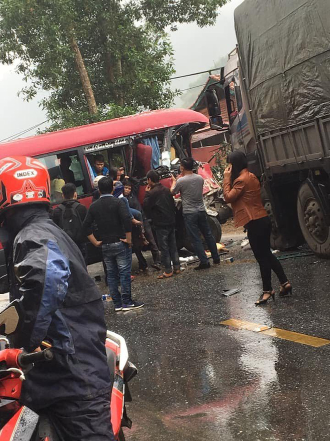 Xe khách đối đầu xe tải, người dân đạp cửa cứu các hành khách đang hoảng loạn ra ngoài-6