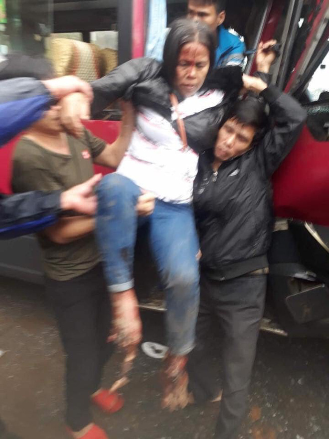 Xe khách đối đầu xe tải, người dân đạp cửa cứu các hành khách đang hoảng loạn ra ngoài-5