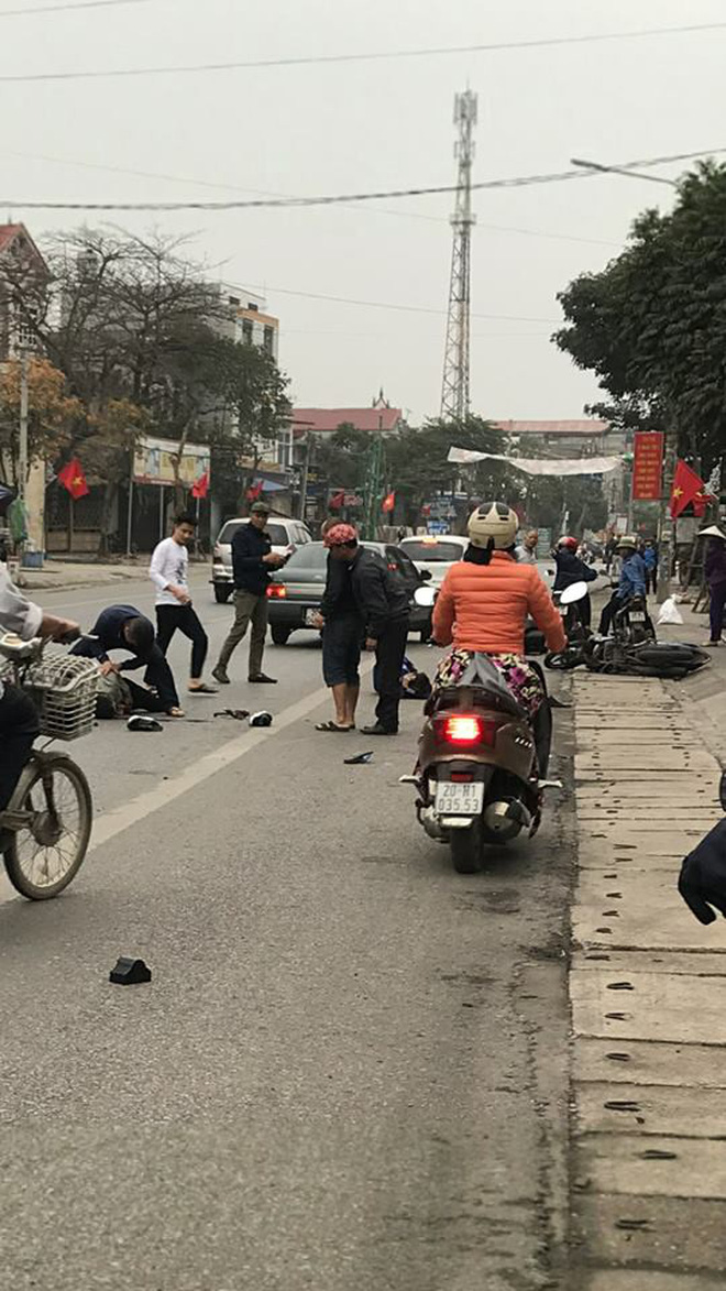 Chở bạn gái đánh võng, cướp đường xe tải, nam thanh niên nhận cái kết đầy đau thương-1