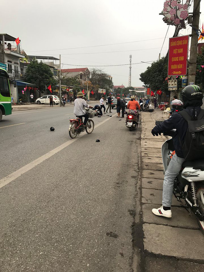 Chở bạn gái đánh võng, cướp đường xe tải, nam thanh niên nhận cái kết đầy đau thương-2