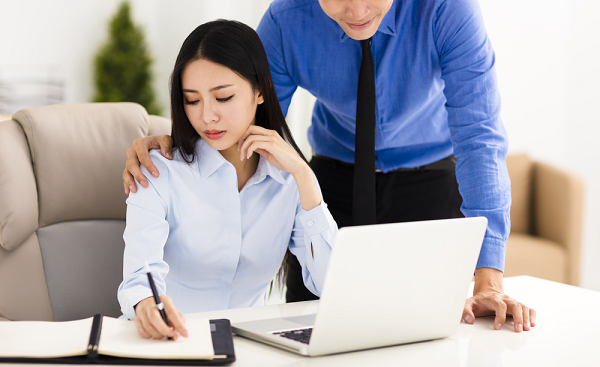 Ngày đầu đi làm, đồng nghiệp được lì xì 100 nghìn đồng, còn tôi được phong bao 2 triệu đồng, lý do rất đắng lòng!-1