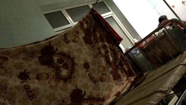 Âm thanh phát ra từ trong chiếc chăn giăng ngang của cặp đôi ở bệnh viện khiến bao người nóng mặt ngày đầu năm-1