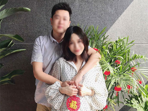 Bất ngờ nhận được bó hồng lớn ngày Valentine, mẹ trẻ vui vẻ ôm về nhưng tới nhà thì bật khóc, lý do là…-3