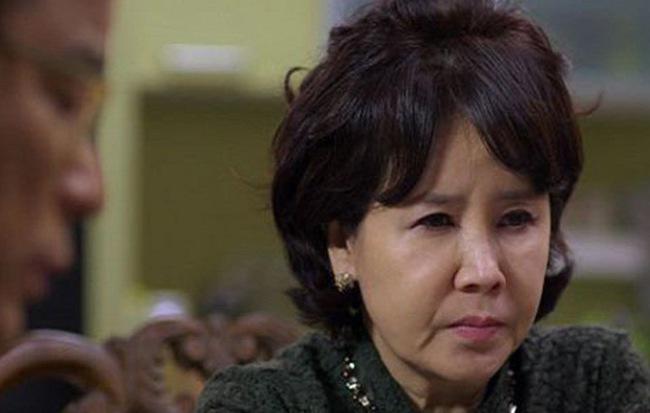 Khinh con dâu nghèo, ngày nhập viện mẹ chồng lặng lẽ khóc khi thấy tờ giấy lạ trong ví-1