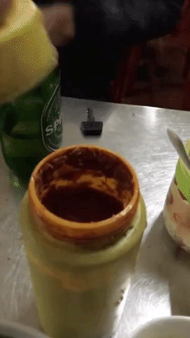 Sởn gai ốc phát hiện lọ tương ớt giòi bò lổm ngổm nhưng câu hỏi của chị chủ quán mới khiến khách bất ngờ-1