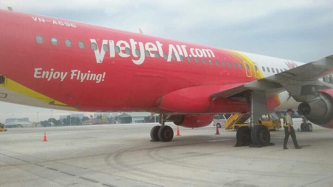 Máy bay Vietjet bục lốp khi hạ cánh xuống sân bay Tân Sơn Nhất-2