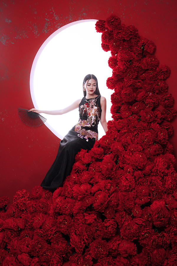 Hoa hậu Trái đất Phương Khánh tung bộ ảnh nữ hoàng quyền lực, đậm chất Á Đông-1