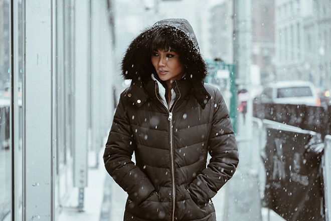 Hoa hậu HHen Niê đẹp như tranh với thần thái ngút ngàn dưới trời tuyết trắng xoá-6