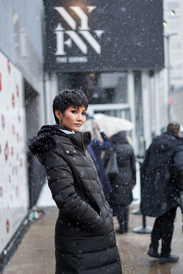 Hoa hậu HHen Niê đẹp như tranh với thần thái ngút ngàn dưới trời tuyết trắng xoá-3