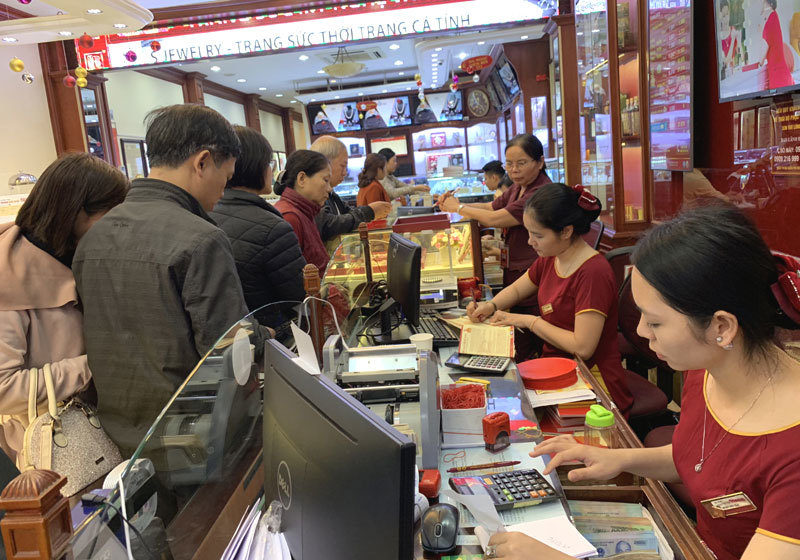 Kéo nhau đi mua vàng sớm, nhà buôn cháy hàng trước vía Thần Tài-9