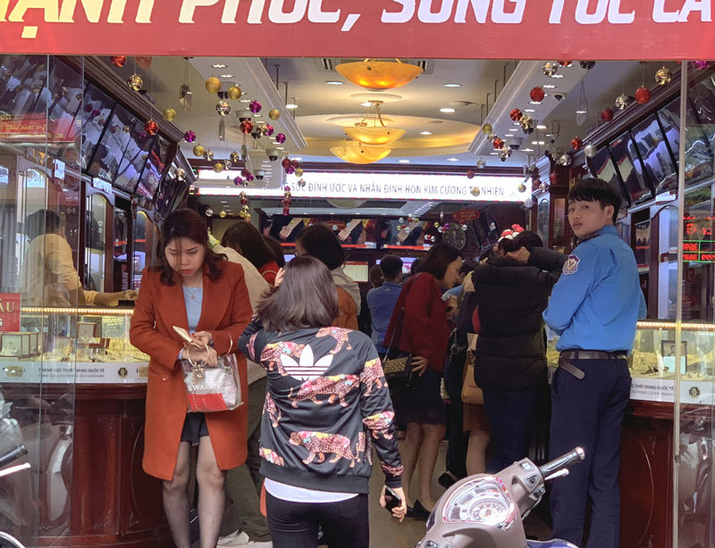 Kéo nhau đi mua vàng sớm, nhà buôn cháy hàng trước vía Thần Tài-4