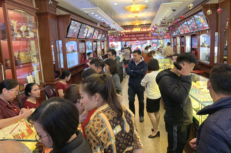 Kéo nhau đi mua vàng sớm, nhà buôn cháy hàng trước vía Thần Tài-1