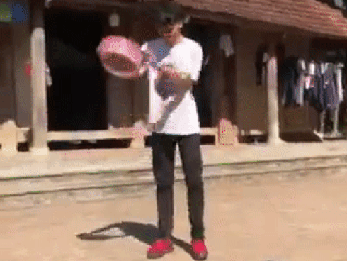 Clip chứng minh: Thứ gì cũng có thể học, nhưng vẩy rau thì mãi mãi vẫn là khó nhé!