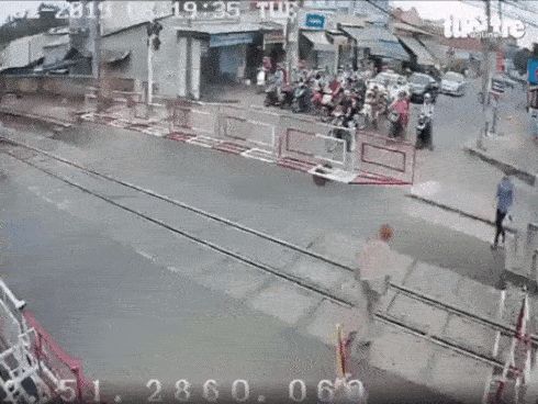 Cụ bà kể khoảnh khắc được 2 nữ nhân viên cứu trước đầu tàu hỏa