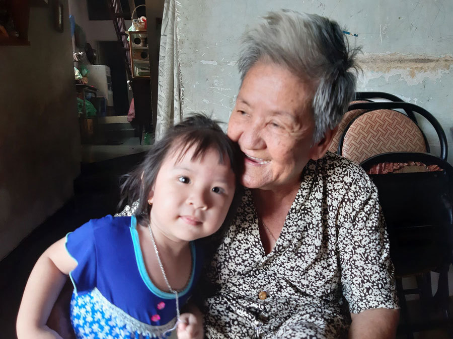 Cụ bà kể khoảnh khắc được 2 nữ nhân viên cứu trước đầu tàu hỏa-2