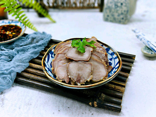 Bí quyết luộc lưỡi heo thơm ngon, giòn mà không dai chỉ đơn giản ở 1 bước này-6