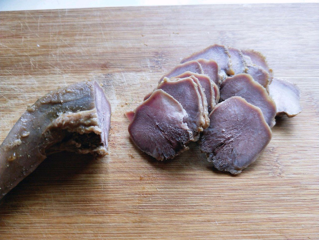 Bí quyết luộc lưỡi heo thơm ngon, giòn mà không dai chỉ đơn giản ở 1 bước này-5