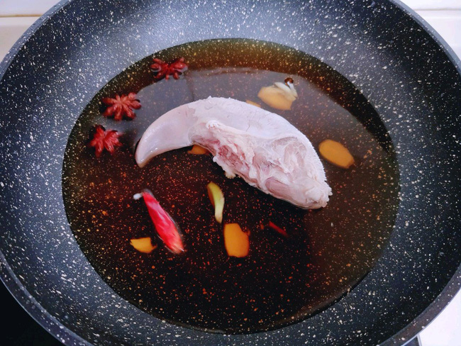 Bí quyết luộc lưỡi heo thơm ngon, giòn mà không dai chỉ đơn giản ở 1 bước này-3