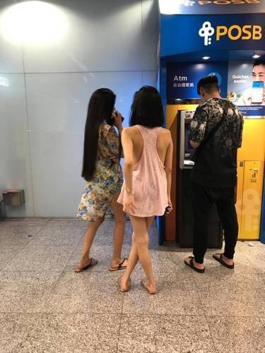 Mặc lớp áo mỏng hờ hững không nội y đi rút tiền, cô gái gây bão mạng xã hội-2
