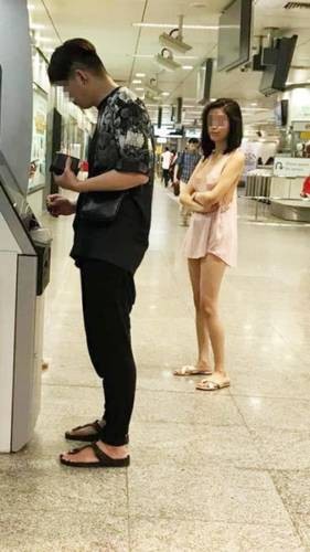 Mặc lớp áo mỏng hờ hững không nội y đi rút tiền, cô gái gây bão mạng xã hội-3